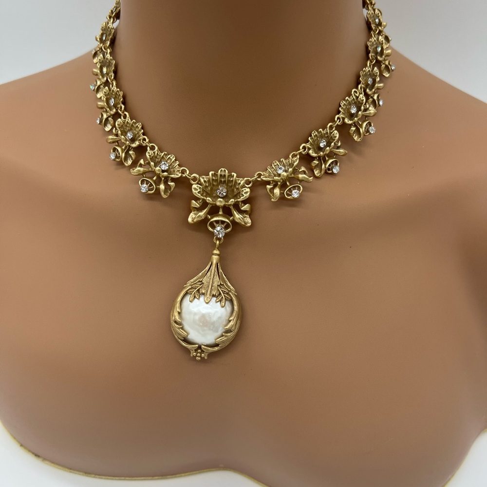 ANTIQUE STYLE GOLD FLORAL STATEMENT NECKLACE - Picture 4 of 7
